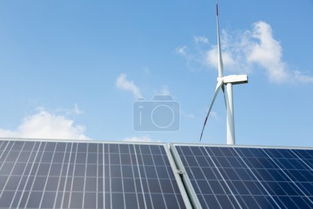 風力發(fā)電機與太陽能電池板 藍天下奏響太陽能的綠色樂章